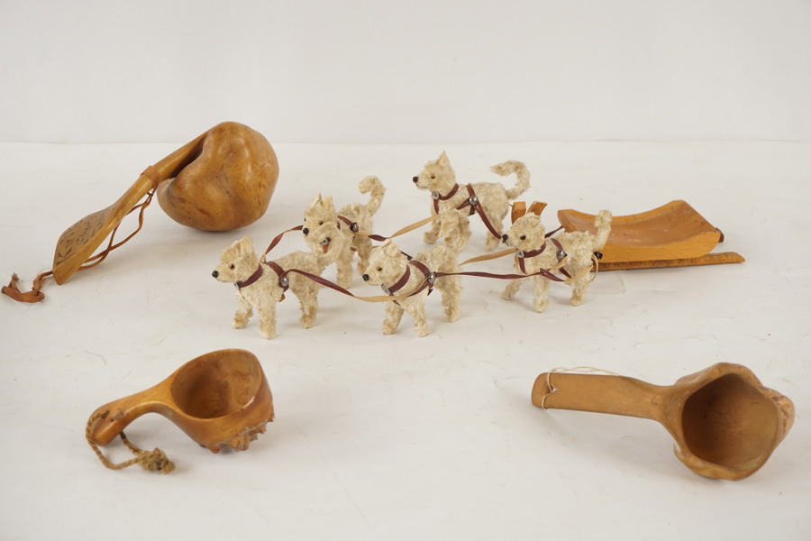 Små figurer av hundar som drar en släde mm. A199