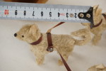 Små figurer av hundar som drar en släde mm. A199