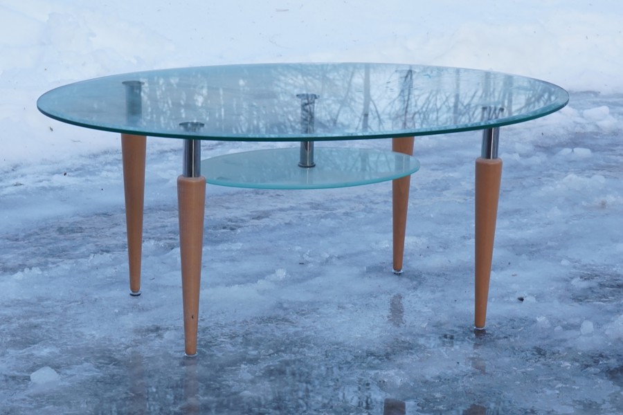 Soffbord med glasskiva. B32