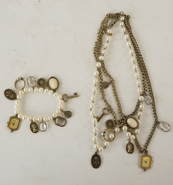 Armband och halsband med hängen. A8