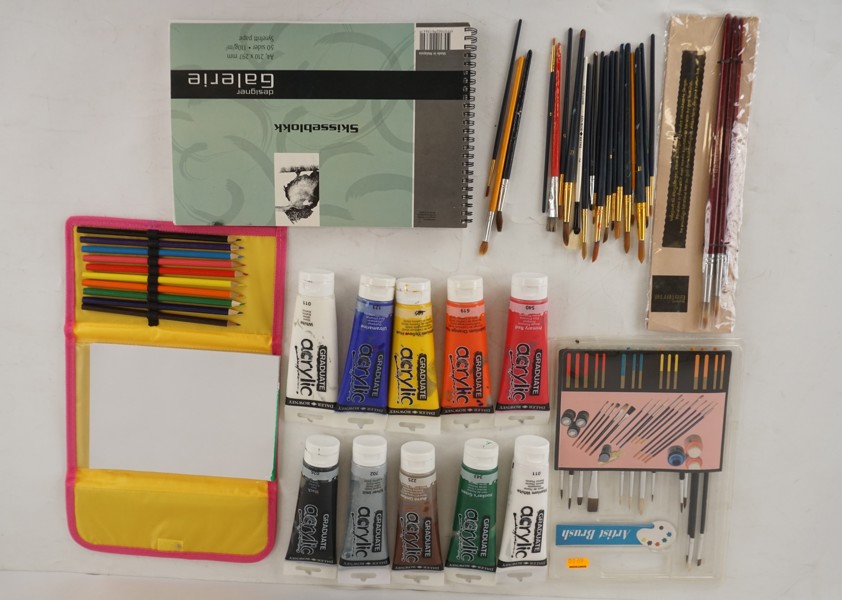 Graduate akrylfärg, penslar mm. A25