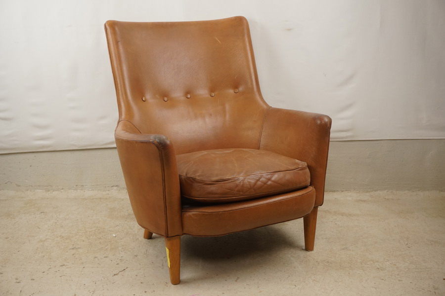 Läderfåtölj brun. B129