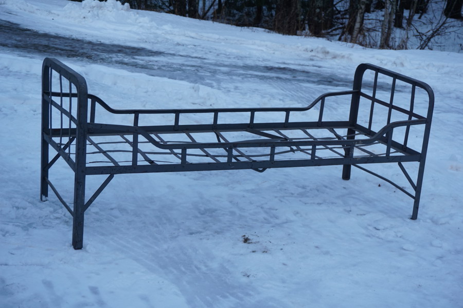 Äldre militär säng. B110/