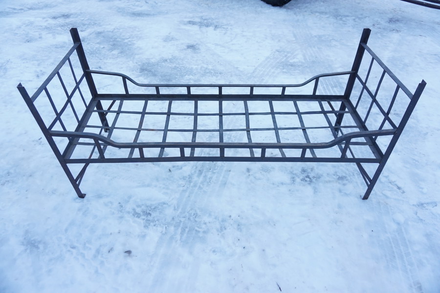 Militärsäng i metall. B112/