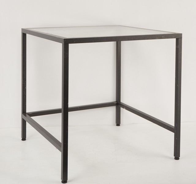 Litet bord i glas och metall. B37/