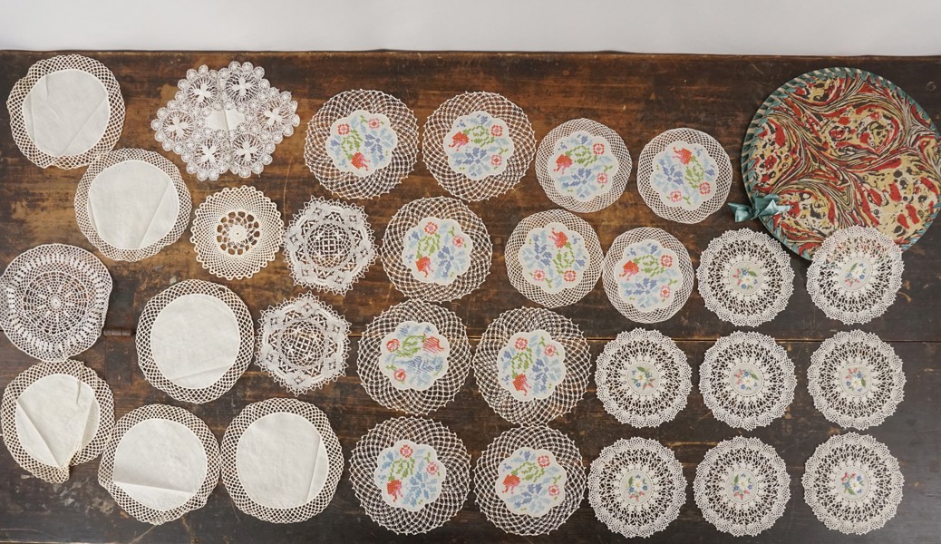 Vintage bordsdekoration / underlägg virkad. A54