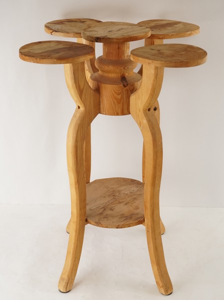 Piedestal i trä. B136