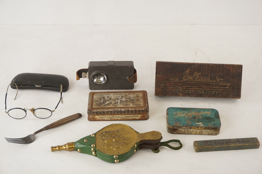 Stefan Batory trälåda, militär ficklampa mm. A85