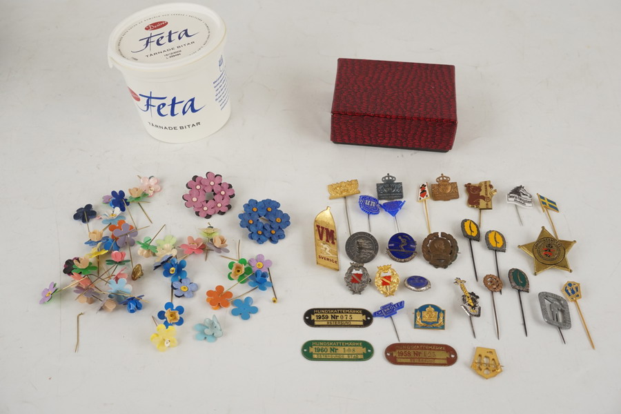 Majblommor och broscher mm. A132/