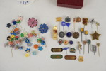 Majblommor och broscher mm. A132/