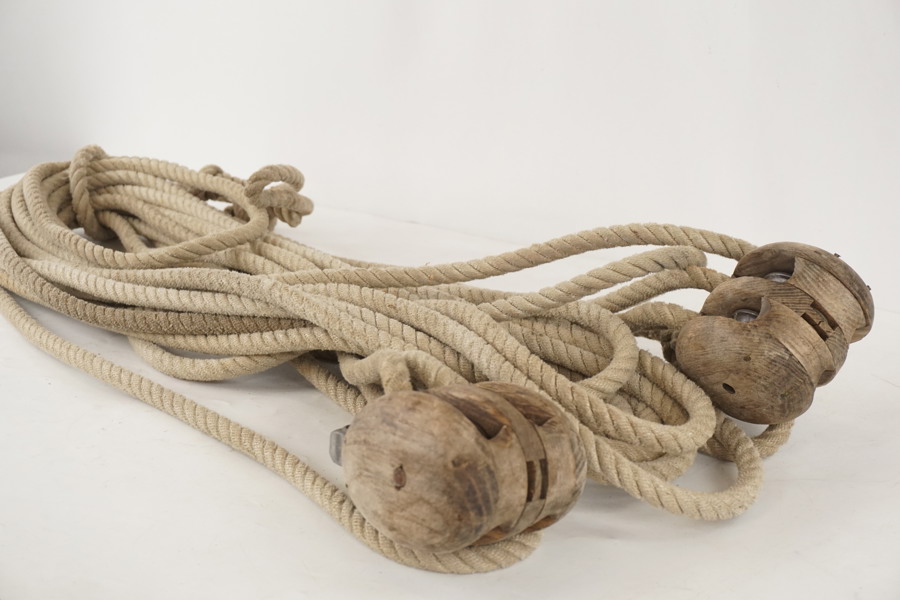 Träblock med lina. BC139