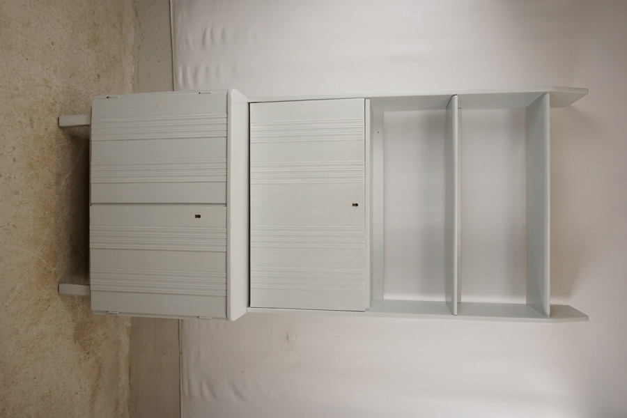 Bokhylla med skåp. B143