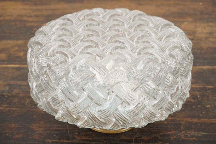 Taklampa med kupa av glas. C29/