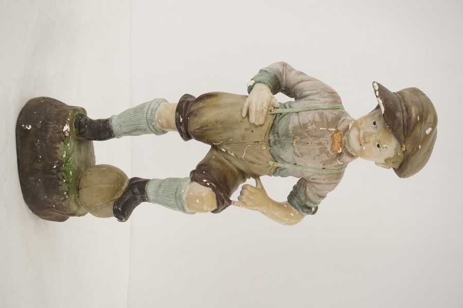 Pojke med boll skadad gipsfigur. G34/