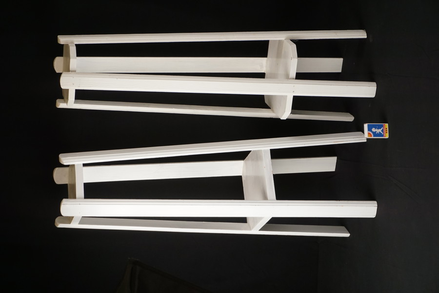 2st Pedestal i trä vit. B159