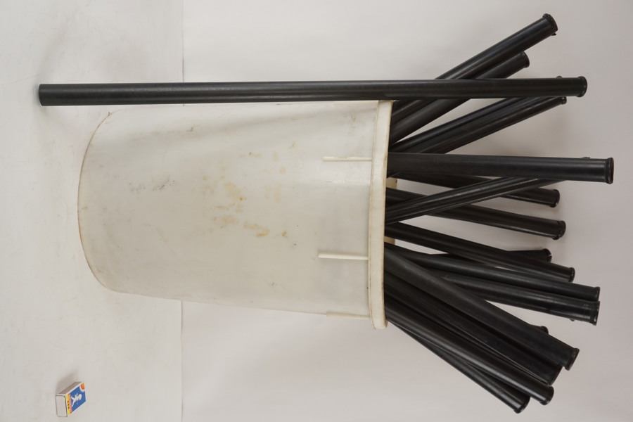 Rör till golf klubbor i hink. B162