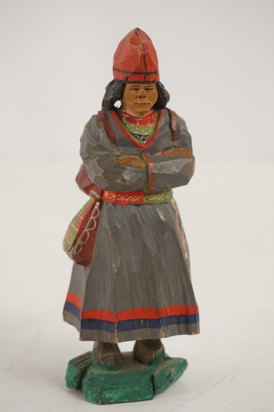 Lars Enarsson träskulptur, Samekvinna. A93