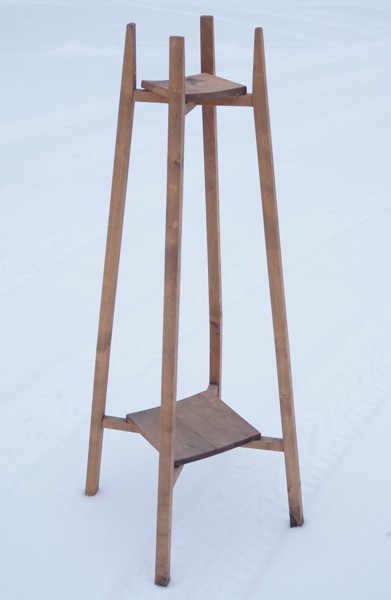 Piedestal i trä. B184