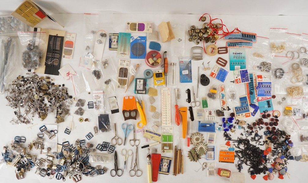 Nålar, saxar & andra sybehör. A106