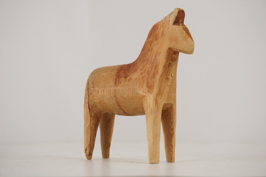 Liten hästskulptur, av Dalahäst-typ. A123