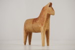 Liten hästskulptur, av Dalahäst-typ. A123