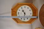 Väggklocka i trä mm. BC252