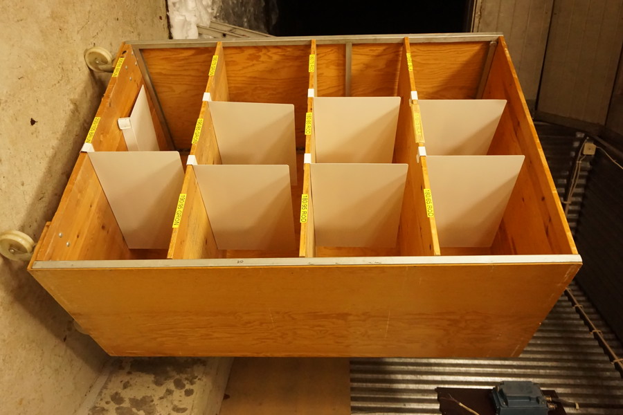 Träskåp på hjul. B89/12