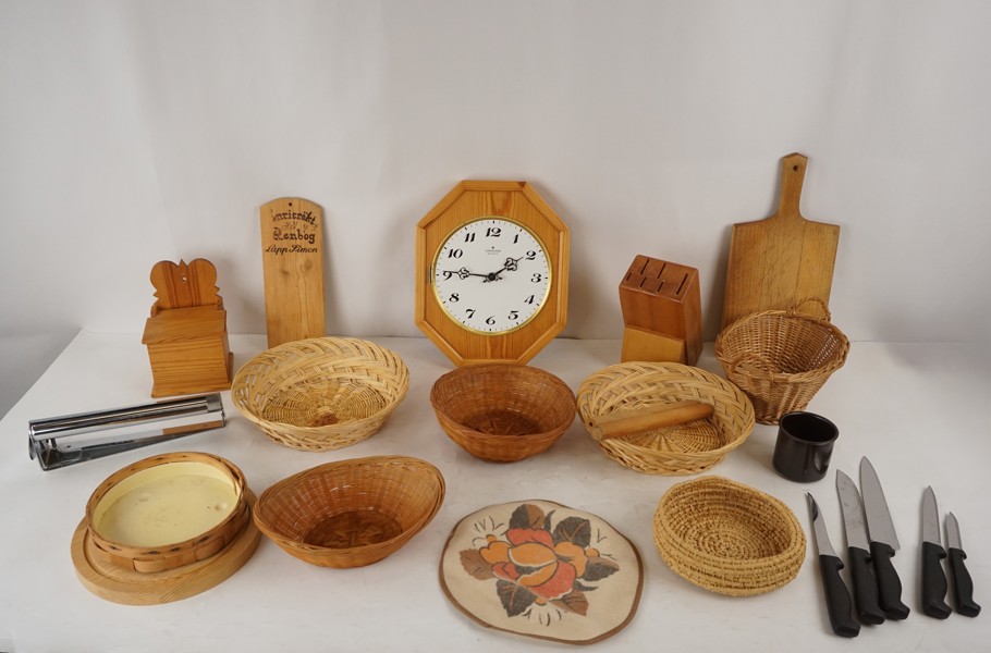 Väggklocka i trä mm. BC252/