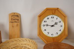 Väggklocka i trä mm. BC252/