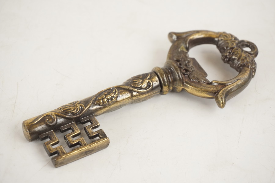 Flasköppnare i form av nyckel. A95/