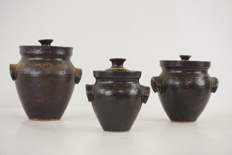 3st Handjuda krukor med lock. G24/