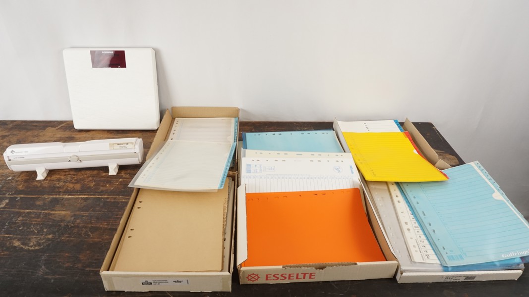 Badrumsvåg, diverse Kontorsmaterial mm. BC32