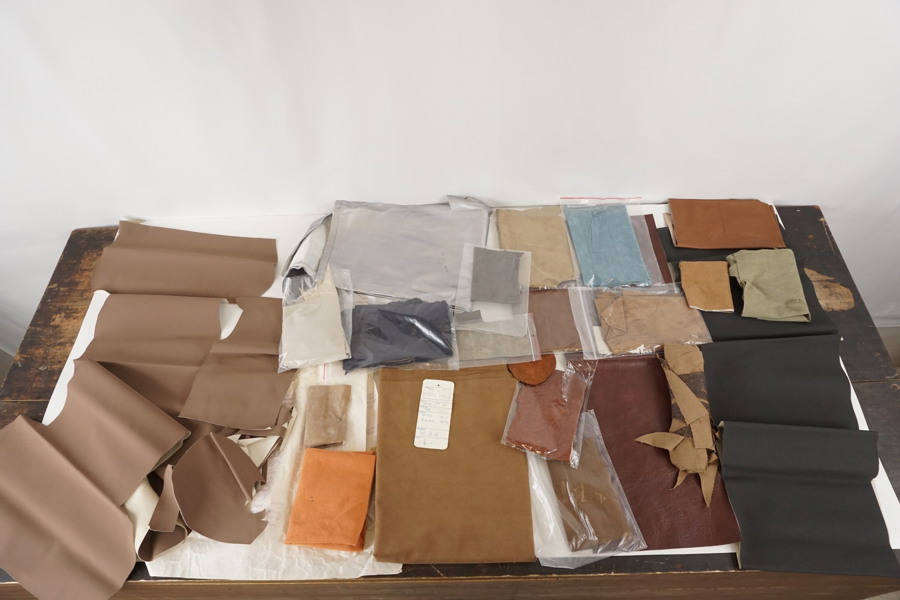 Skinn / Läderbitar eller liknande. A2