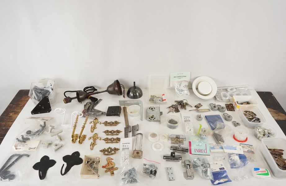 Möbelfästen, gångjärn, krokar mm. BC40