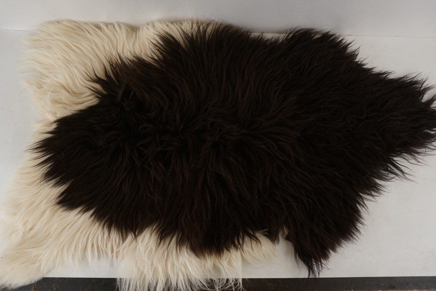 Shepherd fårskinn vit/svart. BC75