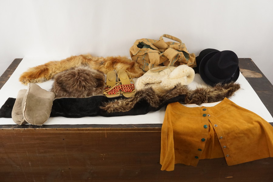 Hatt, pälskrage mm. BC141