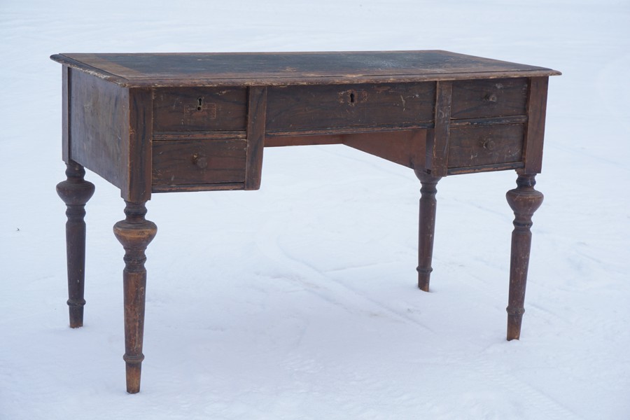 Skrivbord med svarvade ben. B160