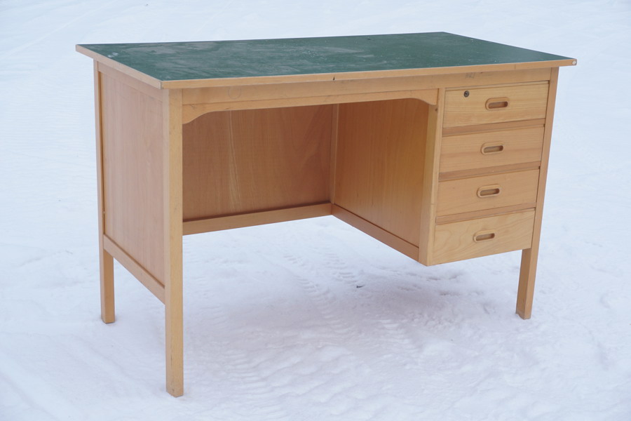 Skrivbord med grön skiva. B161