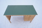 Skrivbord med grön skiva. B161
