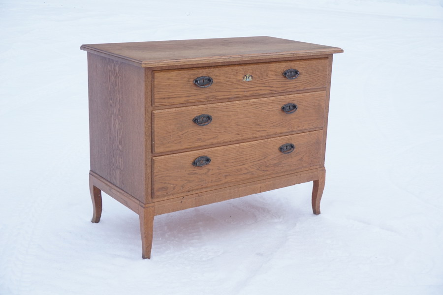 Byrå med 3 lådor. B162