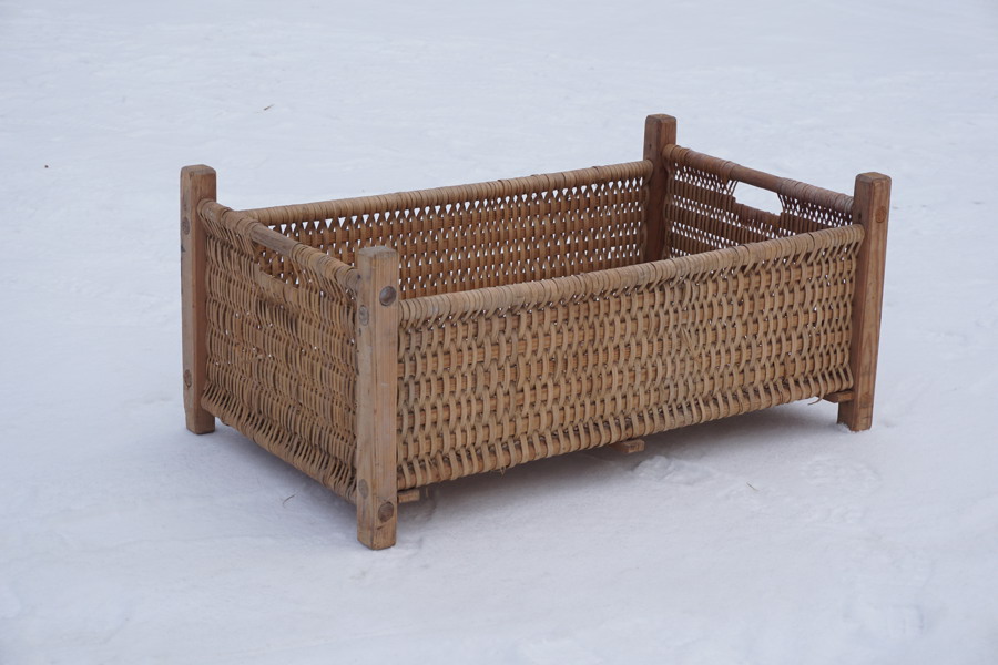 Flätad korg. B196