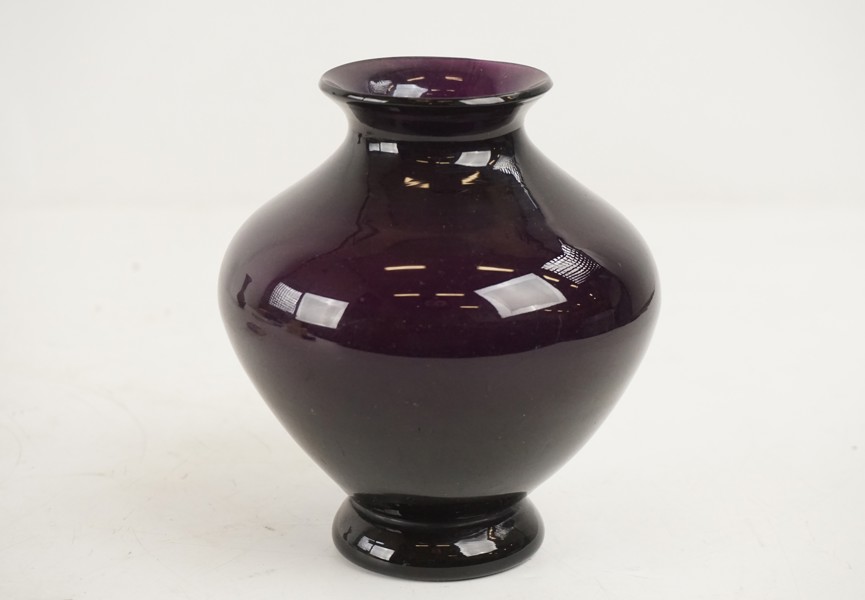 Vas i ametistglas mörklila. G14