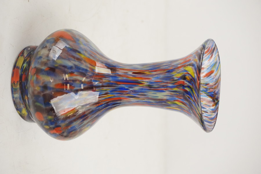 Blomvas i färgatglas. G15