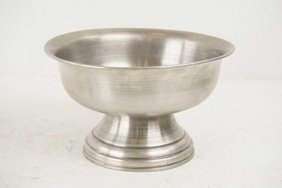 Jämtslöjd skål på fot i tenn. C23