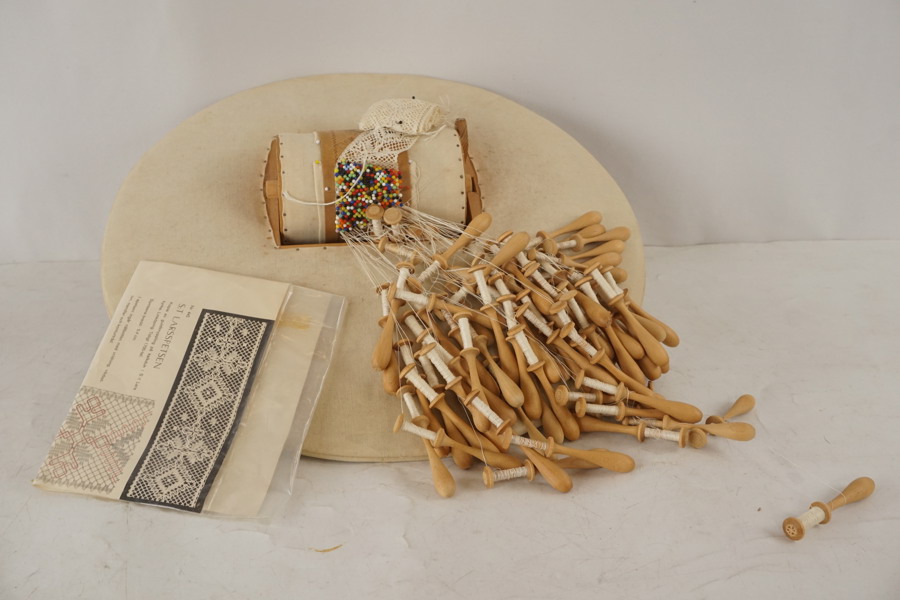 Knyppeldyna mm bege/röd. M16