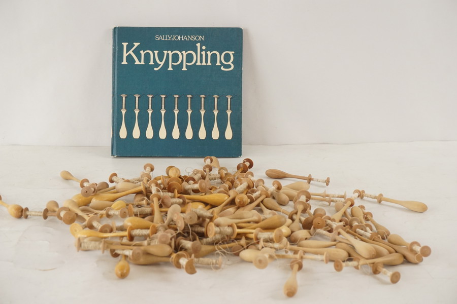 Knyppelpinnar & bok. A90