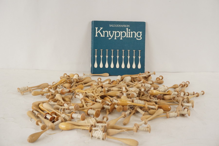 Knyppelpinnar & bok. A98