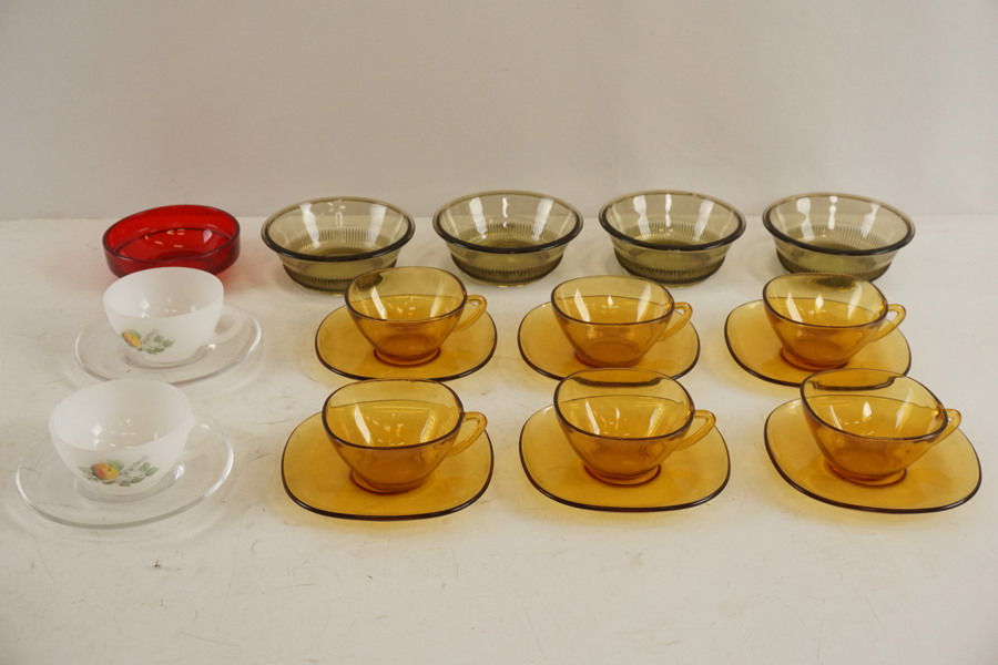 Amberfärg kaffekoppar, skålar mm. G53