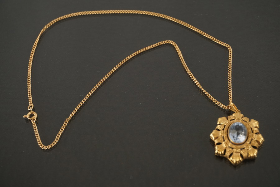 Halsband med hänge i guld 750 -18kt. 9g A155