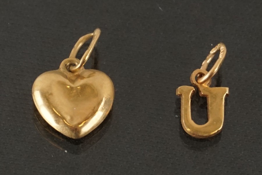 2st Guldhängen, bokstaven U och ett hjärta 0,5g. A159